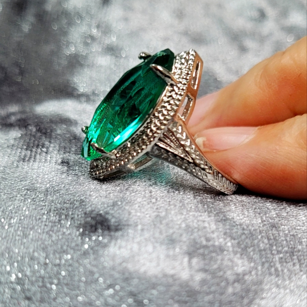 Large Green Marquise shaped Rhinestone Ring - Picture 5 of 12